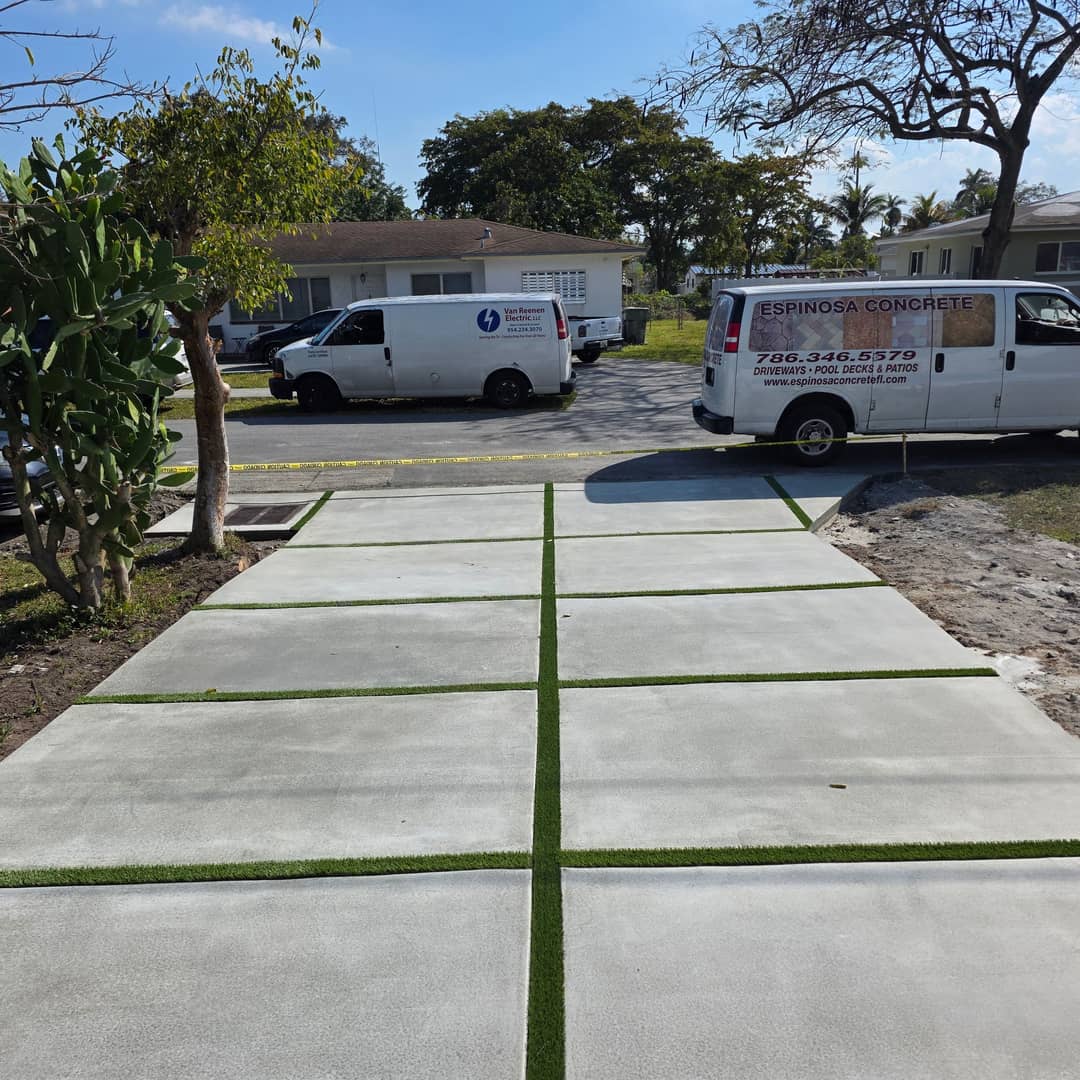 Camioneta de Espinosa Concrete estacionada en una entrada de concreto terminada en el sur de la Florida