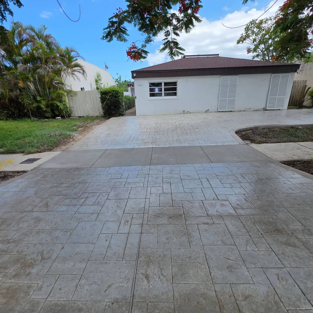 Entrada de concreto estampado terminada y limpia en una casa del sur de la Florida