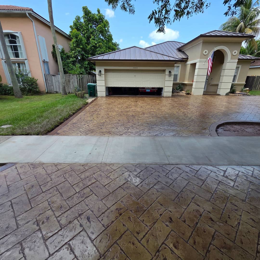 Entrada de concreto estampado en una casa de dos plantas en el sur de la Florida